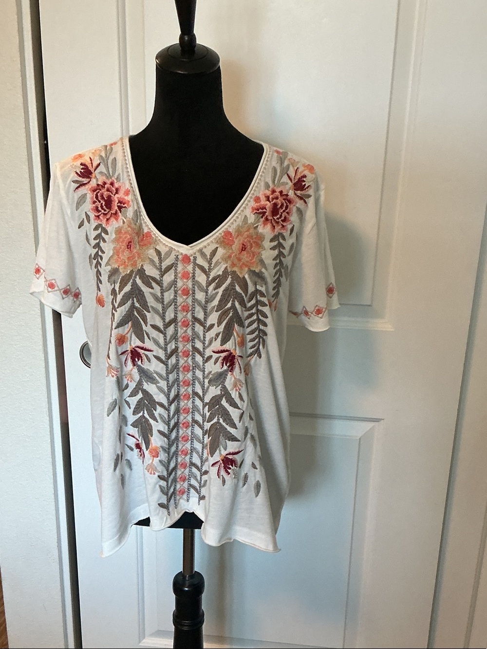 Johnny Was Embroidered V-Neck White Floral Short Sleeve Tee M